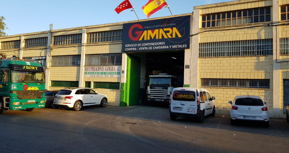 Fachada de las instalaciones de Recuperaciones Gamara en Arganda del Rey, con sus vehículos